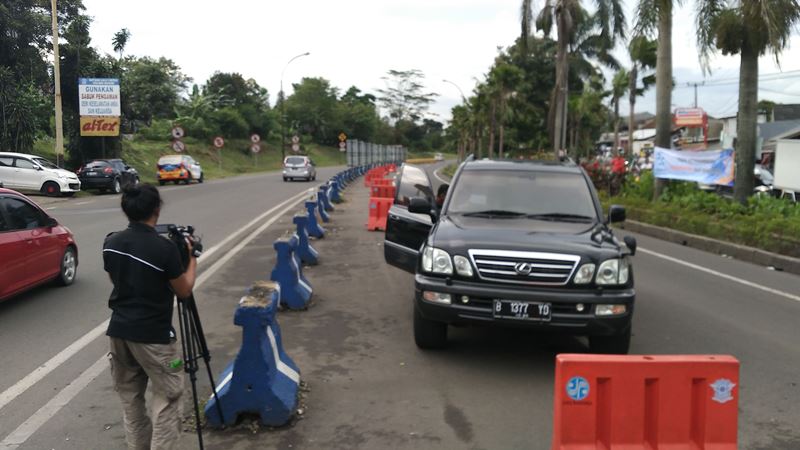 Ngaku Bawa Anggota DPR, Mobil Mewah Coba Terobos Oneway di Puncak