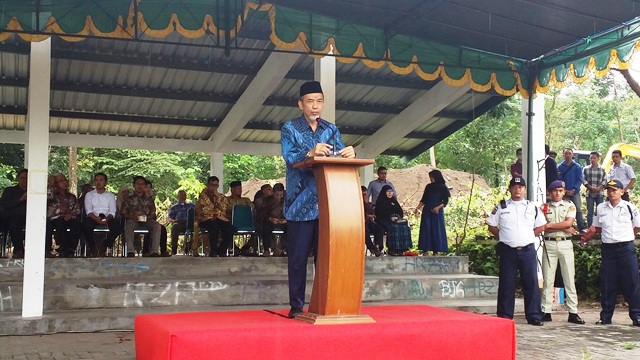 Berkaca-kaca, Rektor UII Yogyakarta Umumkan Pengunduran Diri