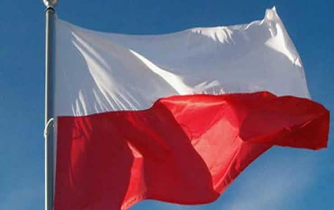 masih-ngantuk-pak-satpam-pasang-bendera-merah-putih-terbalik