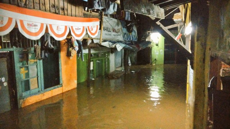 Kali Ciliwung Meluap, Kampung Melayu Terendam Banjir