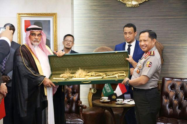 Ini Wujud Pedang 'Emas' dari Raja Salman yang Diserahkan Polri ke KPK