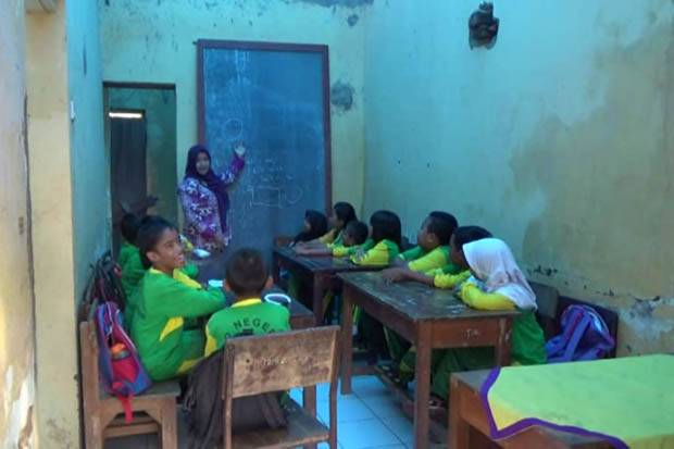 puluhan-siswa-sd-ini-belajar-di-kelas-beratap-terpal-eduforindonesia