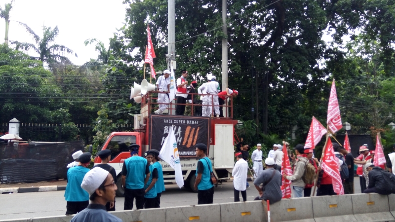 &quot;Pak Hakim, Pak Jaksa, Kapan Ahok Dipenjara?&quot;
