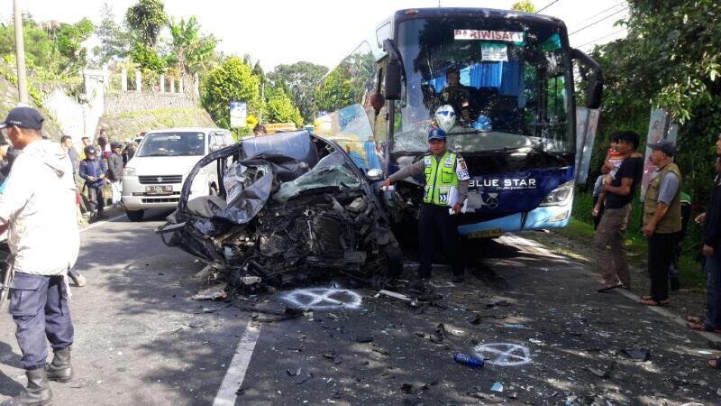 Avanza versus Bus Pariwisata di Puncak Bogor, Satu Nyawa Melayang