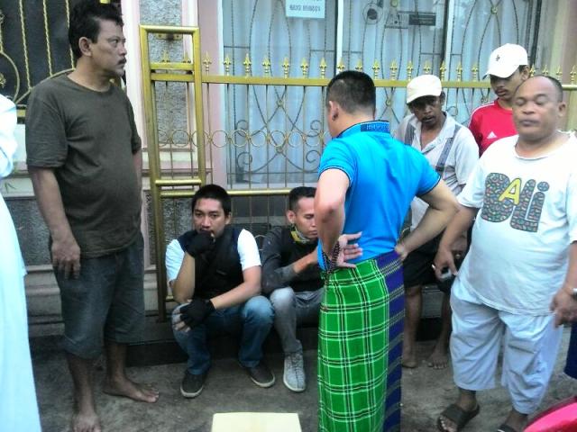 Warga Pergoki 2 Pemuda Penyebar Brosur Fitnah Paslon Anies-Sandi