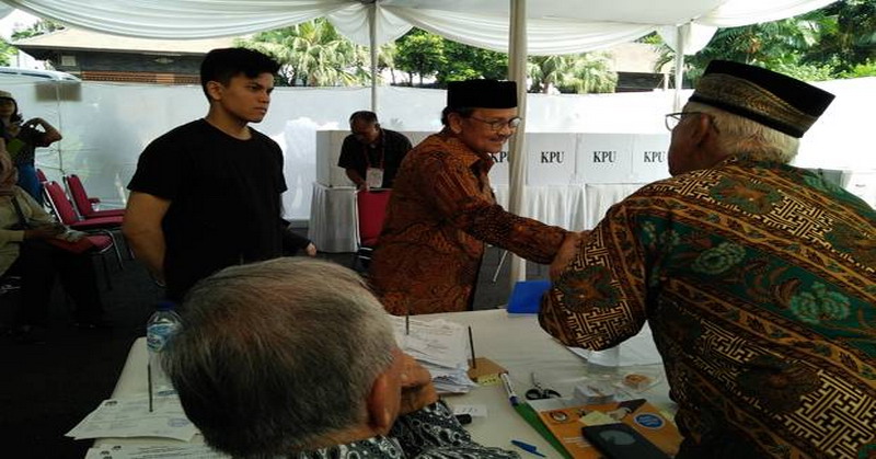 Nih, Si ‘Ganteng Cucu Habibie’ yang Temani Kakeknya Nyoblos 