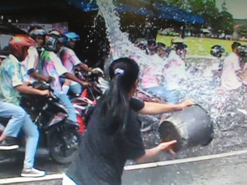 viral-aksi-emak-emak-bubarkan-konvoi-lulus-un-pake-air-bekas-cucian