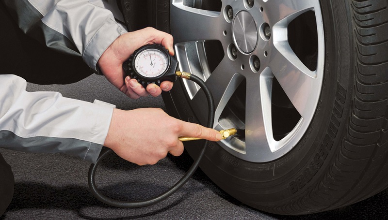 Tips Hemat Bahan Bakar Saat Touring dengan Mobil