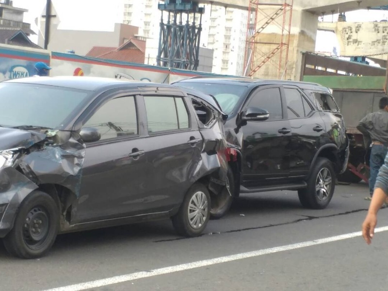 truk-molen-tabrak-10-mobil-di-bogor-2-orang-dilarikan-ke-rumah-sakit