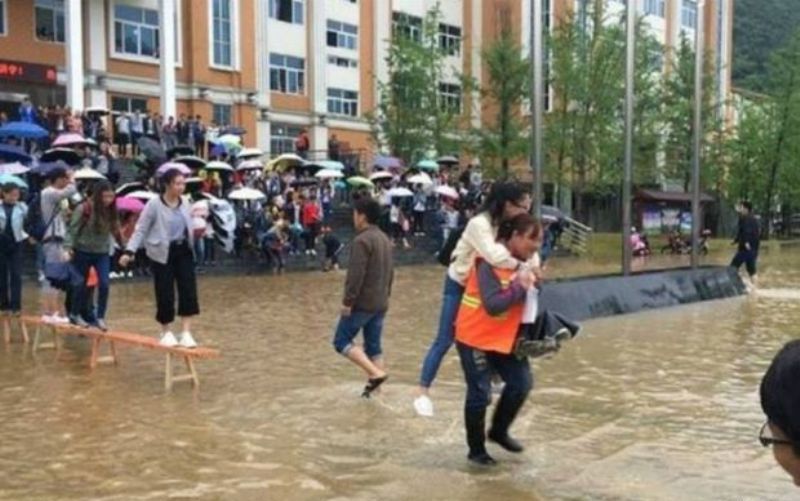 Banjir Tak Sampai Semata Kaki, Sekelompok Mahasiswa di China Minta Gendong