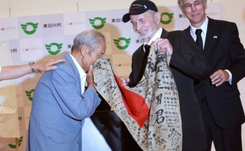 mantan-prajurit-as-kembalikan-bendera-yang-diambil-dari-jenazah-tentara-jepang