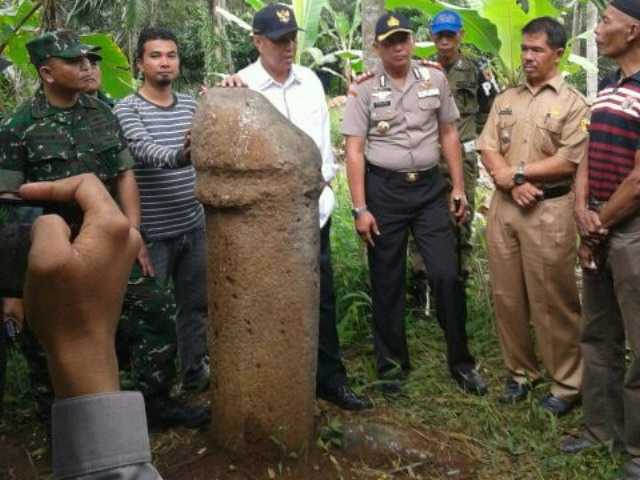 Batu Penis Muncul di Padang, Begini Wujudnya Gan