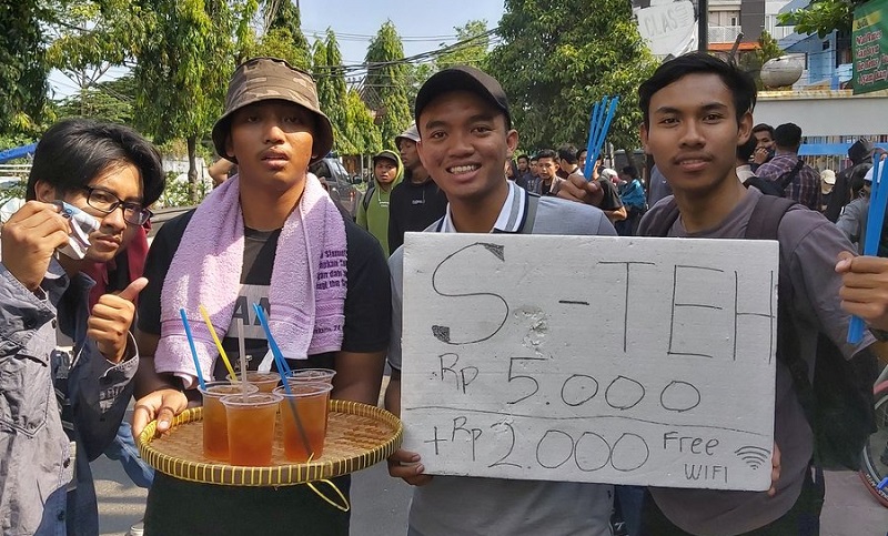 Ini Dia Aksi Para Sista Dalam Gejayan Memanggil