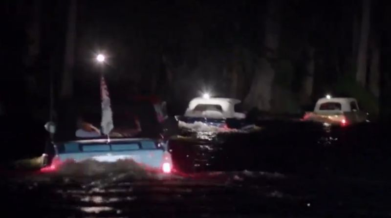 bosan-di-aspal-komunitas-ini-ceburkan-mobil-untuk-touring-di-sungai