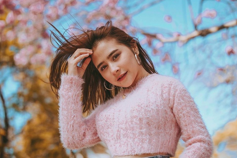 segini-tarif-endorse-prilly-latuconsina-gaes-sekali-posting-langsung-bisa-beli-mobil