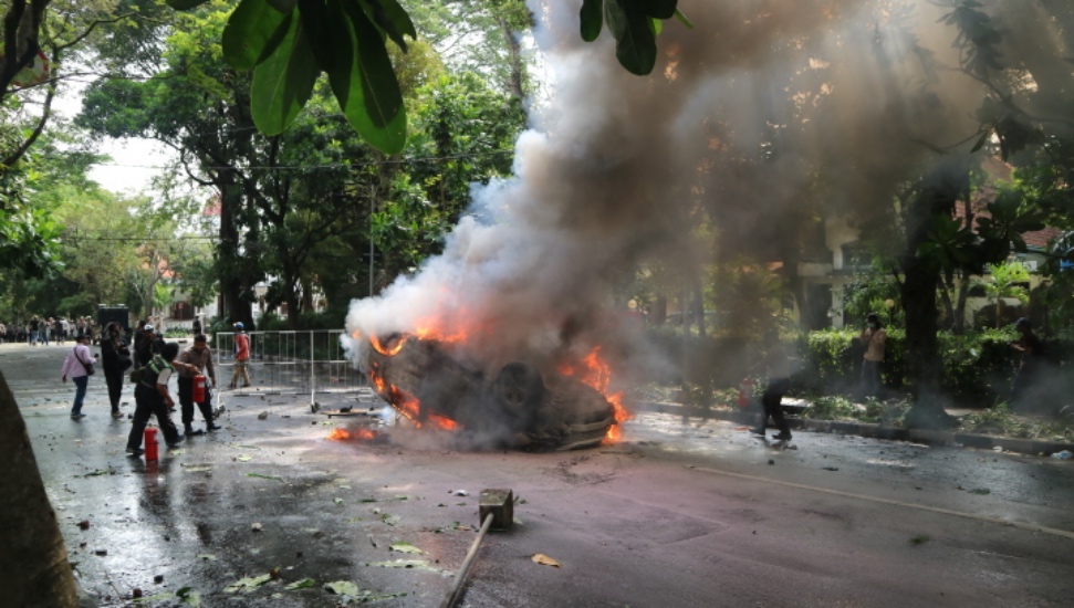 Demo di Malang Berujung Ricuh, Massa Bakar Mobil Polisi