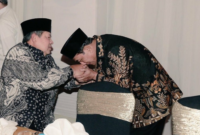 Jenderal Moeldoko Membungkuk dan Cium Tangan Susilo Bambang Yudhoyono