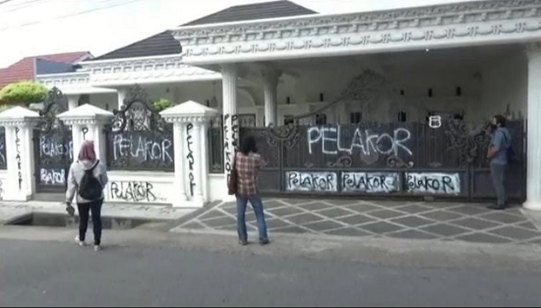Viral Rumah Mewah di Palembang Dicoret Tulisan Pelakor