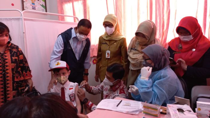perdana-vaksin-covid-19-anak-6-11-tahun-langsung-disuntik-wamenkes