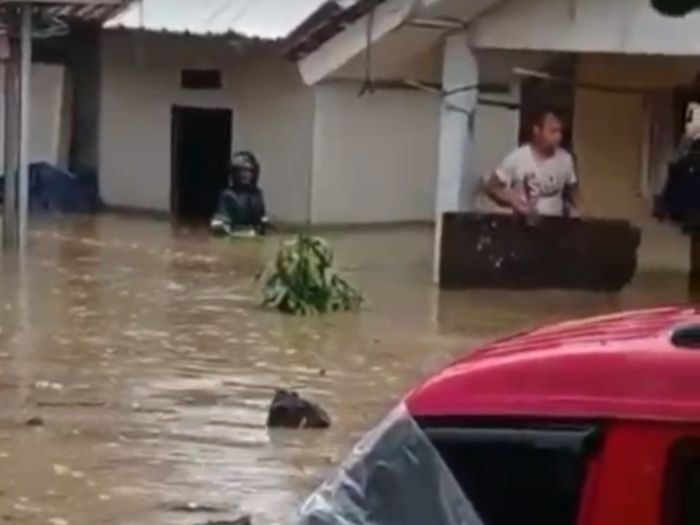 hujan-deras-babakan-cicerewed-bogor-banjir-setinggi-15-meter