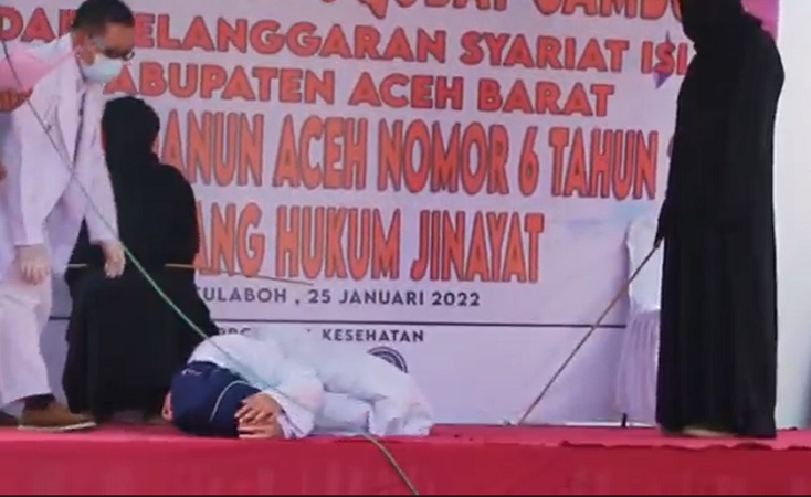 Dihukum Cambuk 100 Kali, Wanita Terpidana Kasus Zina di Aceh Pingsan