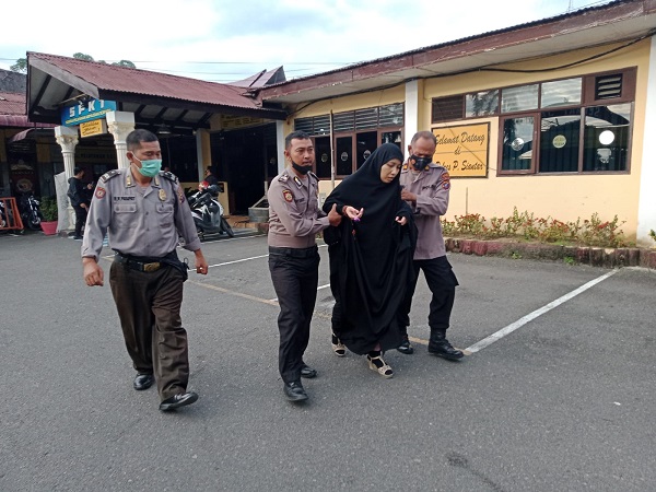 Heboh, Wanita Kendarai Motor Tabrak Pintu SPKT Mapolres Pematangsiantar