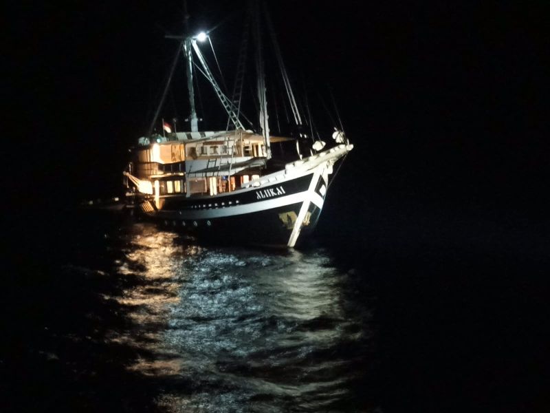 tim-sar-selamatkan-kapal-berpenumpang-wisatawan-asing-yang-menuju-labuan-bajo