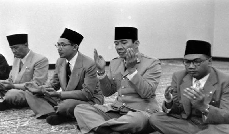 Upaya Pembunuhan Presiden di Sholat Idul Adha, Pelaku Terkejut Bidik Sukarno Ada Dua