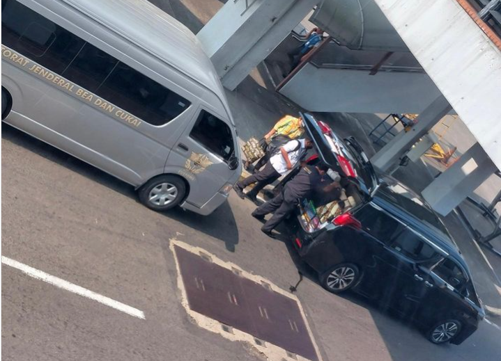 Viral! Alphard Dikawal Mobil Bea Cukai Masuk Apron Bandara Soetta