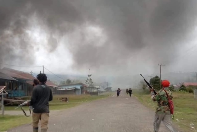 kkb-bakar-pasar-dan-bacok-satpol-pp-usai-tembak-2-warga-dan-1-brimob