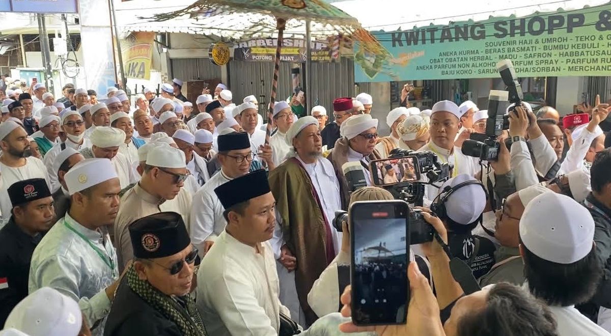 Ridwan Kamil Diarak Bareng Habib Ali Kwitang, Tangannya Bergandengan Erat