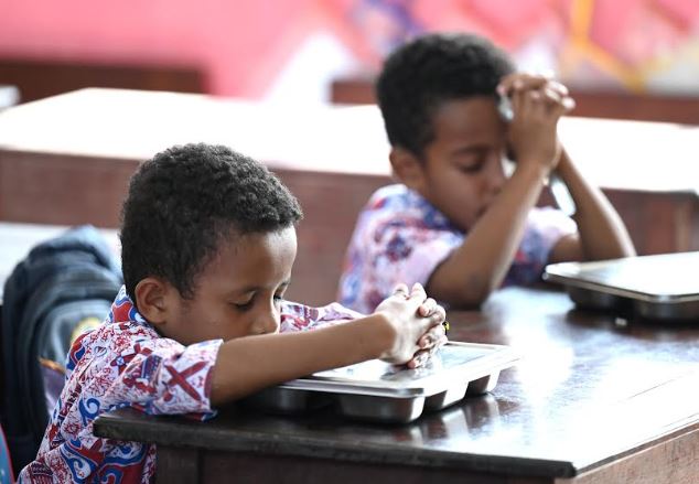 Makan Bergizi Gratis Disambut Antusias di Papua, Sayur Kangkung Jadi Favorit