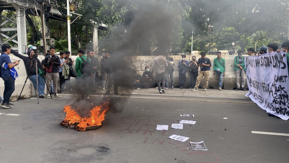 Demo di Kawasan Patung Kuda, Mahasiswa Mulai Bakar Ban