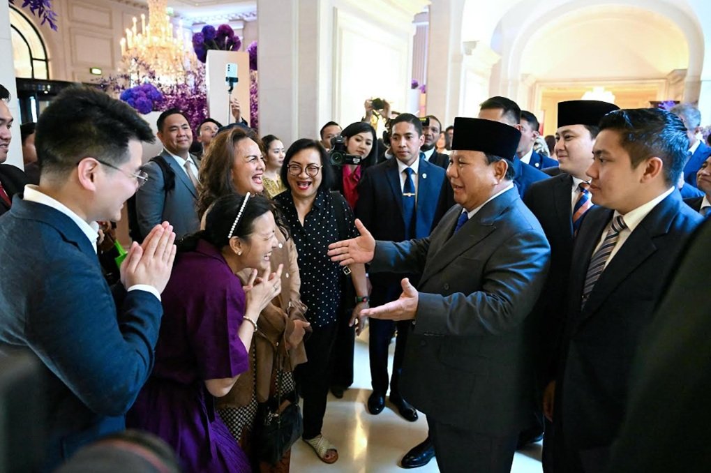  Sambutan Hangat Diaspora untuk Prabowo di Paris: Senyum, Bunga dan Bendera