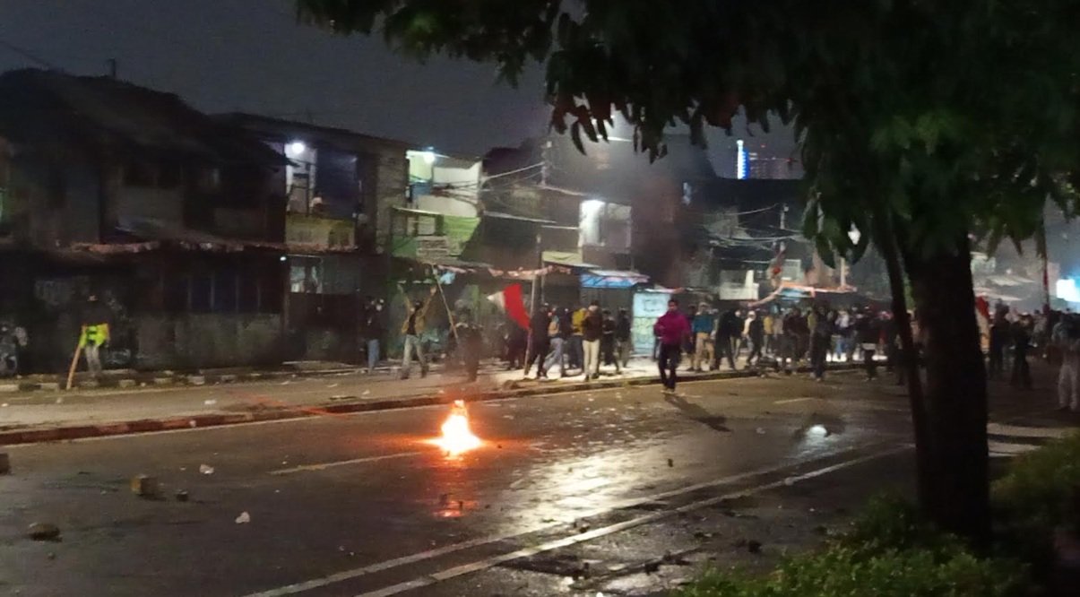 Semakin Panas! Polisi dan TNI Kembali Pukul Mundur Massa ke Arah Benhil