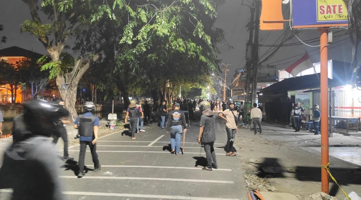 Ratusan Massa Disinyalir Terus Bergerak Dari Kalimalang Menuju DPRD Kota Bekasi