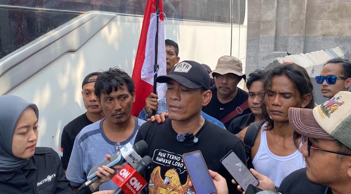 bus-massa-dari-pati-dilempari-batu-bata-saat-menuju-gedung-dpr