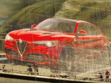 Unik Gan, Gedung Digambar Alfa Romeo Stelvio Berukuran Besar