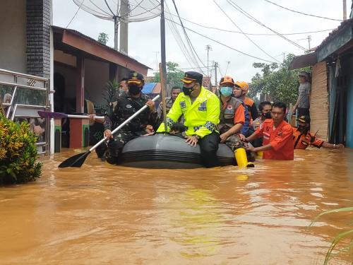 13-desa-dan-7-kecamatan-terendam-banjir-di-karawang-ribuan-warga-mengungsi