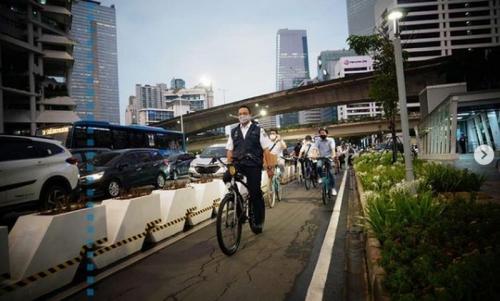 anies-baswedan-peringati-hari-sepeda-dunia-warganet-santunbike