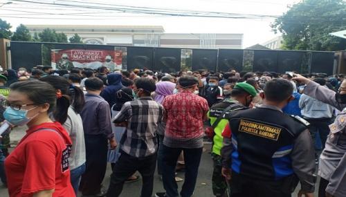kerumunan-ribuan-warga-bandung-raya-antre-vaksinasi-massal-di-grand-ballroom-sudirman