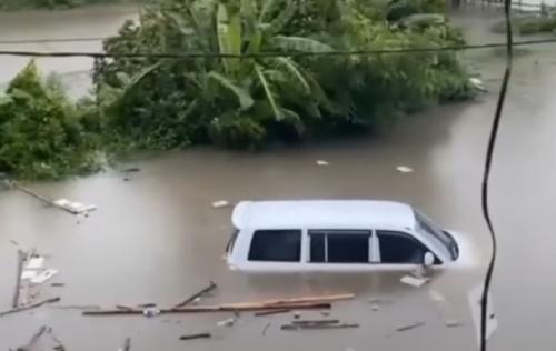 Bali Dikepung Banjir, Mobil Terendam hingga Warga Terjebak