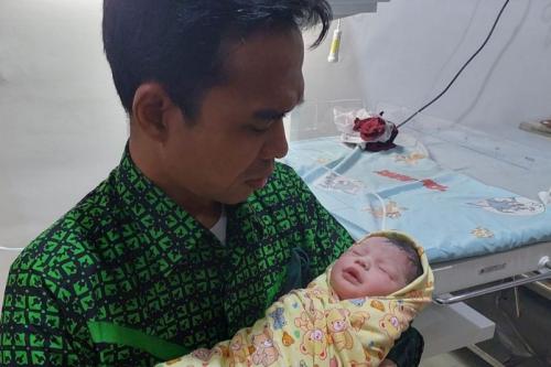 Bahagianya Ustadz Abdul Somad, Fatimah Az Zahra Melahirkan Bayi Laki-Laki Gemas