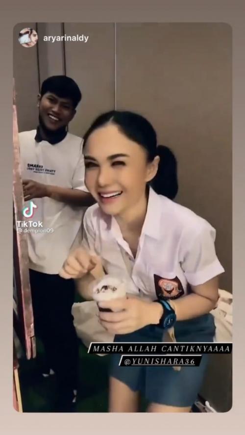 Potret Yuni Shara Pakai Seragam SMA di Usia 50