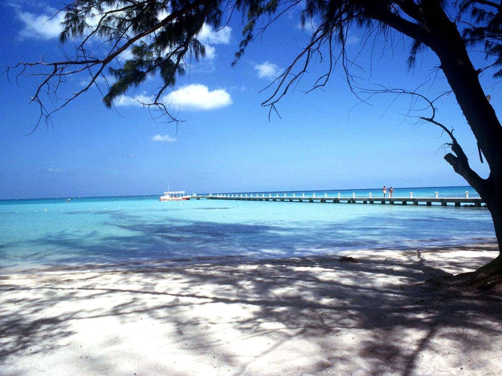 Pantai-Pantai Unik di Dunia