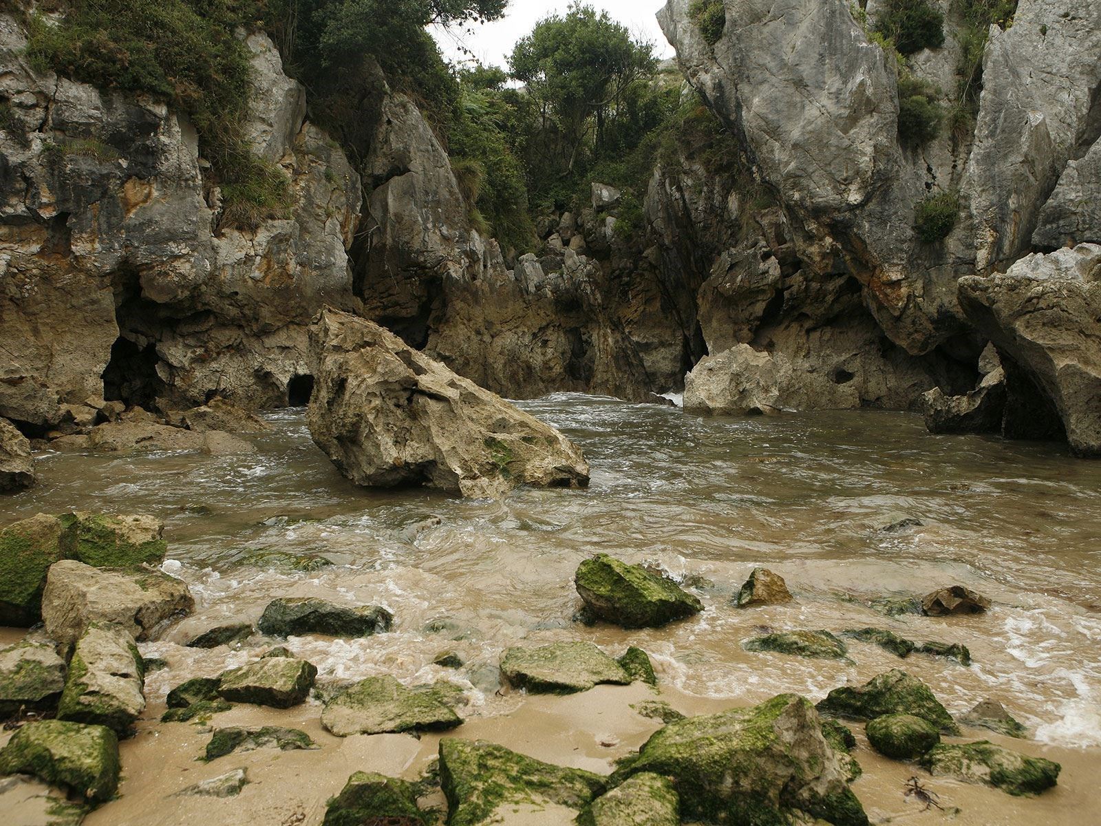 Pantai-Pantai Unik di Dunia