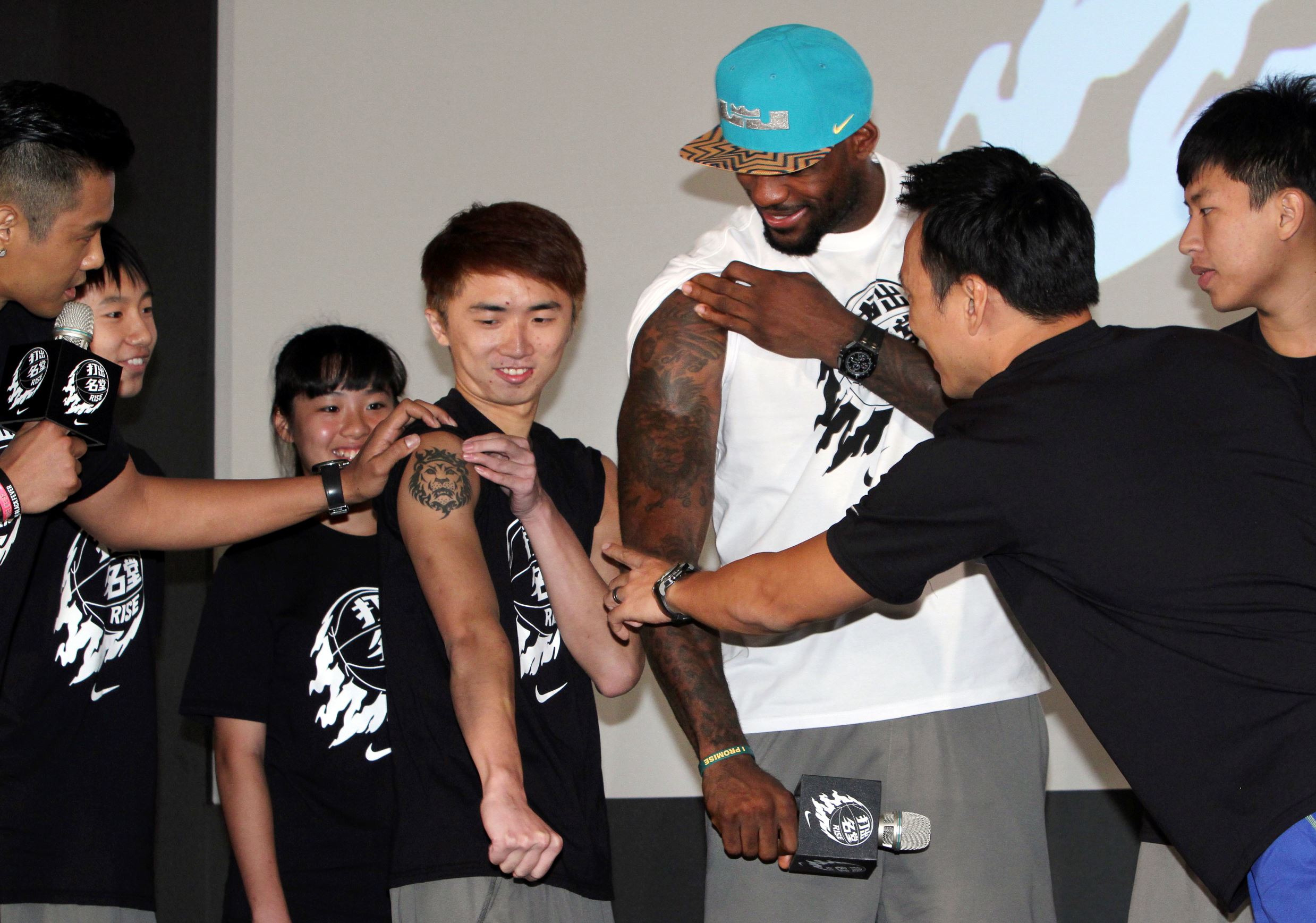 Tato Fantastik para Penggemar Fanatik, [AGAN PUNYA?]