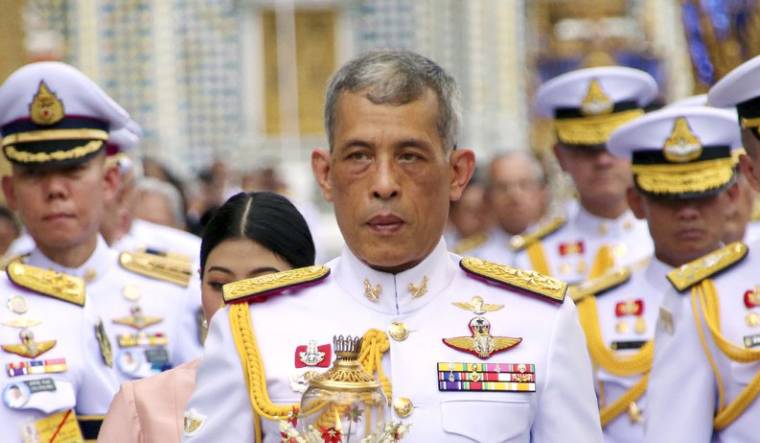 Raja Thailand Isolasi Diri Disebuah Luxury Hotel Ditemani 20 Wanita. Raja Mah Bebas!
