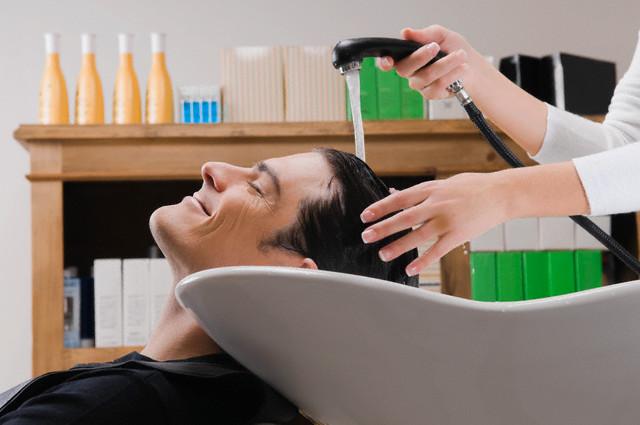 Hal Menakjubkan yang Bisa Dilakukan Cowok saat Nunggu Ceweknya di Salon