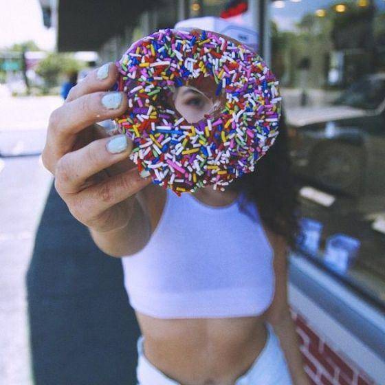 Indonesia Banget! Alasan Kenapa Makanan Sisa Satu Potong Tiap Makan Bareng Temen